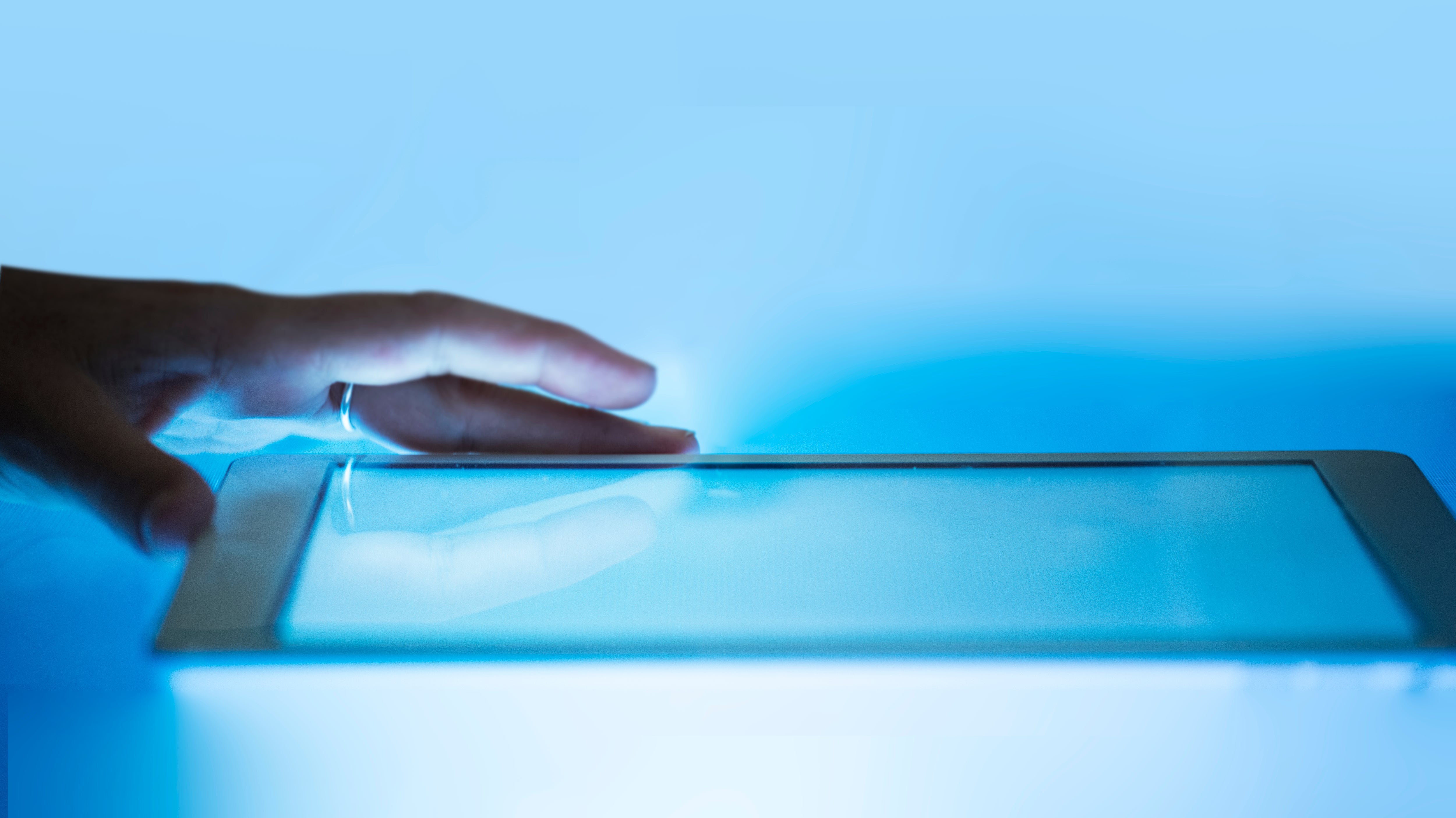 スマホ後の“ブルーライト疲れ”に効く栄養とは?